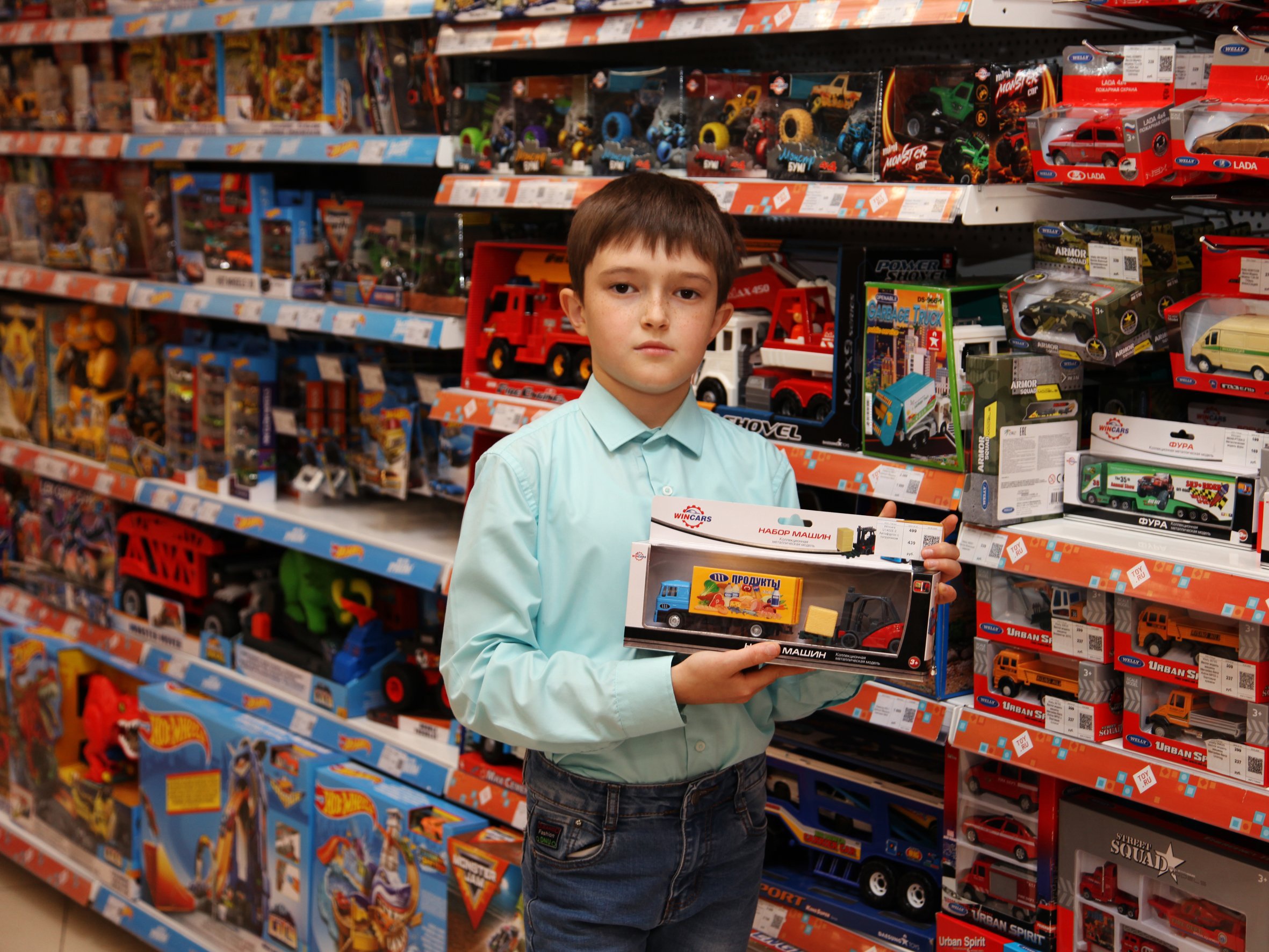 24 часа в магазине игрушек. Мальчик в магазине игрушек. Магазин игрушек для мальчиков фото. Челен магазин игрушка видео.